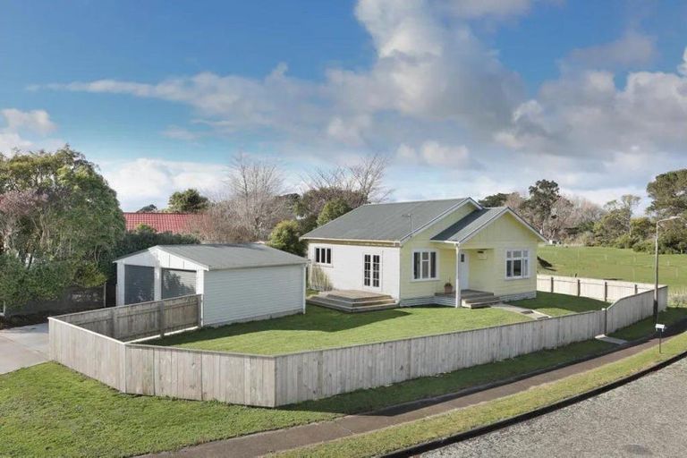 Photo of property in 1 Frood Street, Bulls, 4818