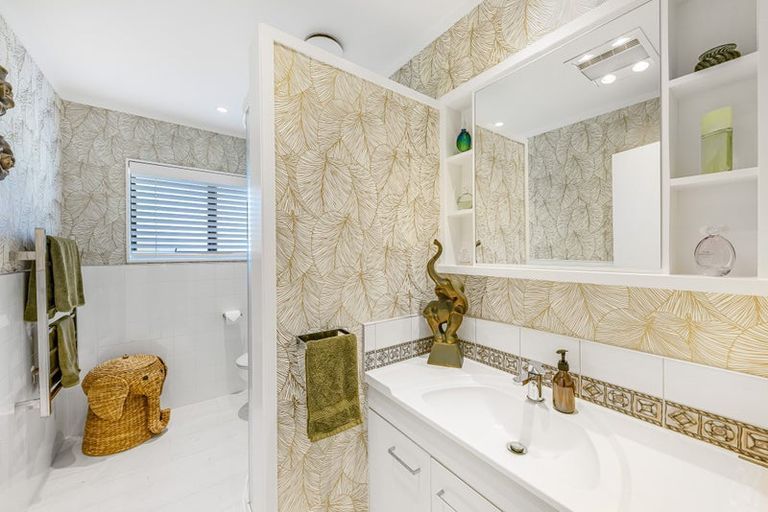 Photo of property in 9 Westpark Drive, West Harbour, Auckland, 0618