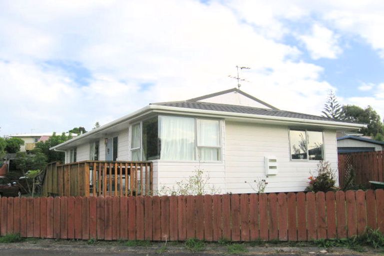 Photo of property in 37 Glen Close, Glen Eden, Auckland, 0602