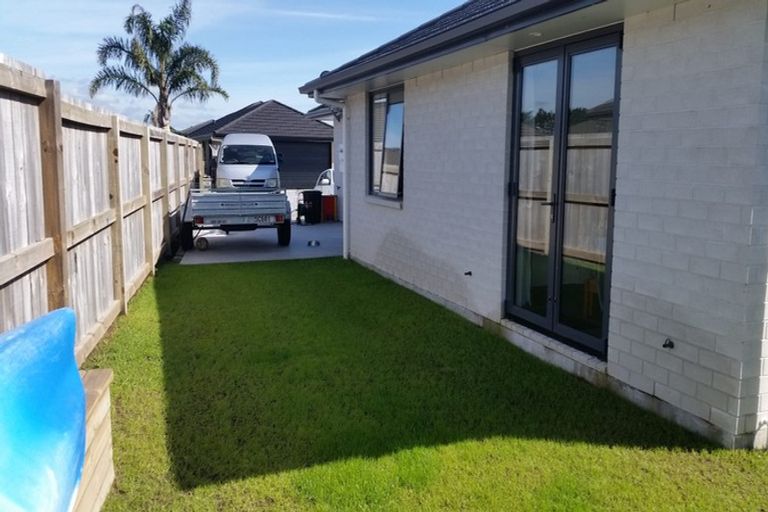 Photo of property in 12 Roto View, One Tree Point, 0118