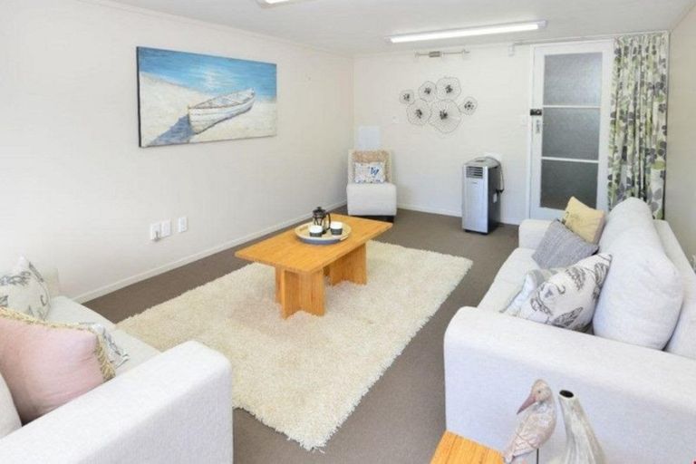 Photo of property in 2/127 Centreway Road, Orewa, 0931