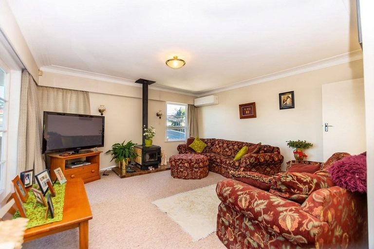 Photo of property in 5 Braebank Lane, Te Atatu South, Auckland, 0610