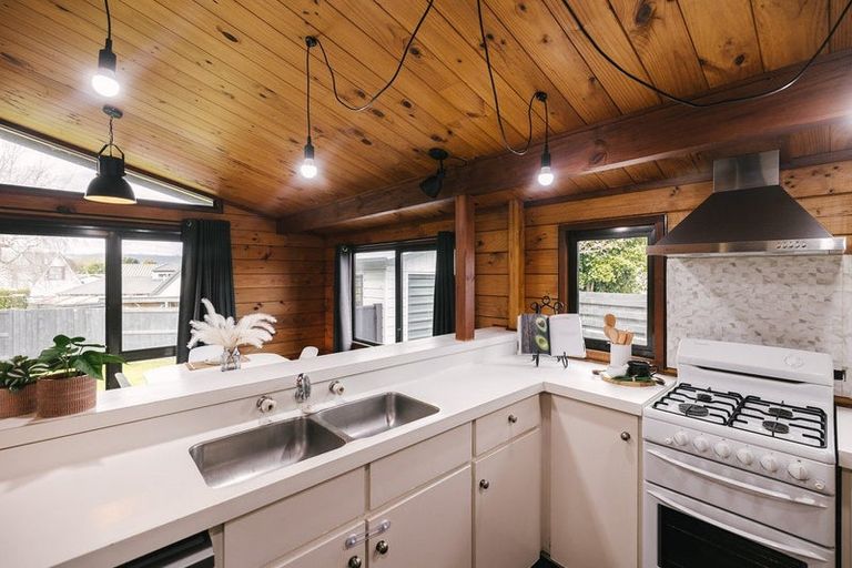 Photo of property in 12 Suzanne Grove, Kelvin Grove, Palmerston North, 4414