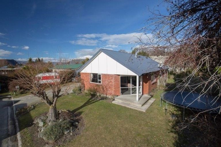 Photo of property in 5a Larch Place, Wanaka, 9305
