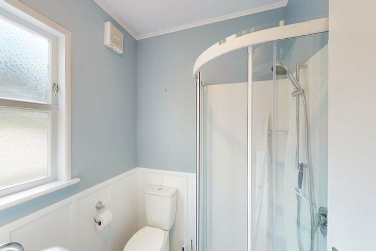 Photo of property in 120 Sutherland Road, Melrose, Wellington, 6023