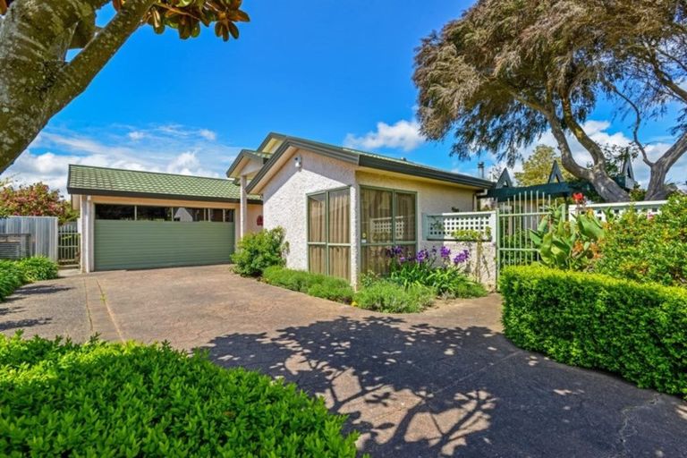 Photo of property in 32 Caroline Crescent, Highbury, Palmerston North, 4412