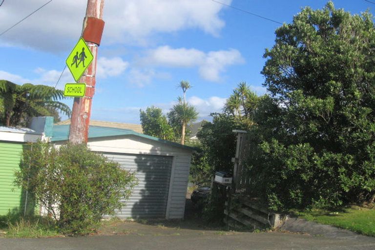 Photo of property in 65 Poto Road, Normandale, Lower Hutt, 5010