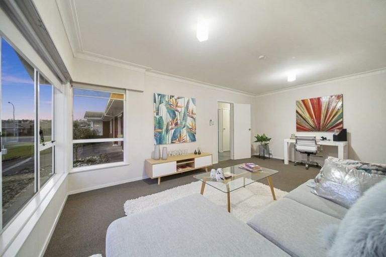 Photo of property in 2a Kurnell Drive, Botany Downs, Auckland, 2010