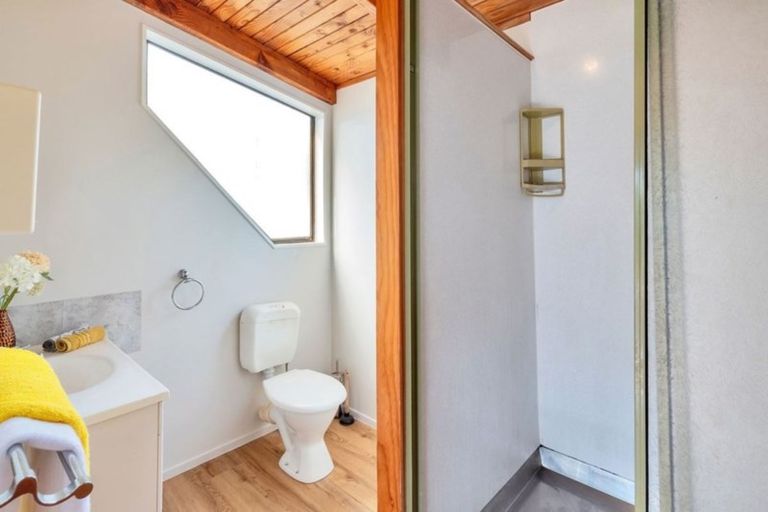 Photo of property in 5 Kayle Glen, West Harbour, Auckland, 0618