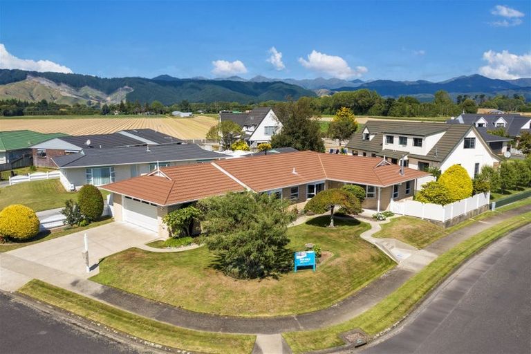 Photo of property in 2 Aitchison Place, Levin, 5510