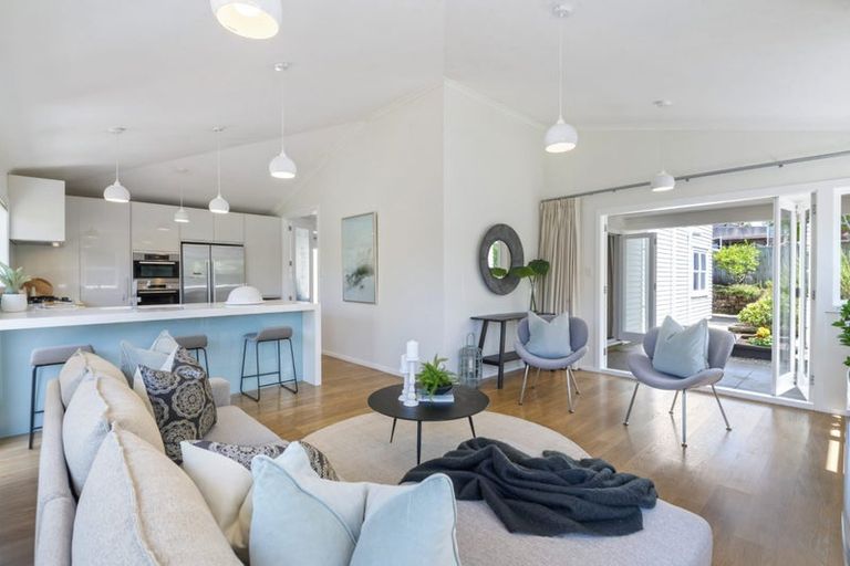 Photo of property in 22 Eversleigh Road, Belmont, Auckland, 0622