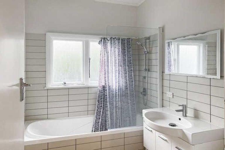 Photo of property in 142 Memorial Avenue, Burnside, Christchurch, 8053