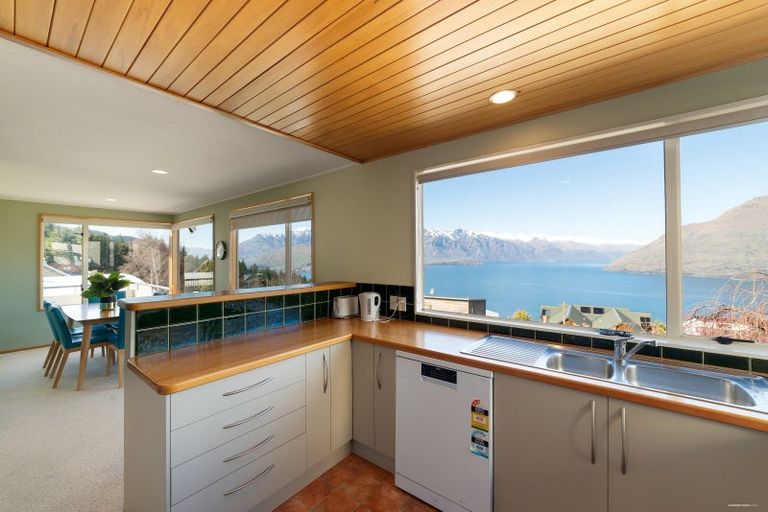 Photo of property in 141 Wynyard Crescent, Fernhill, Queenstown, 9300