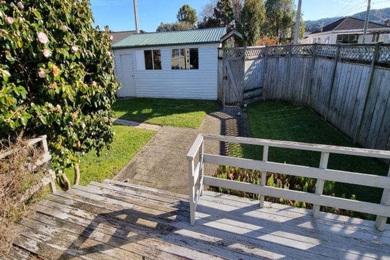 Photo of property in 18 Saulbrey Grove, Woburn, Lower Hutt, 5010