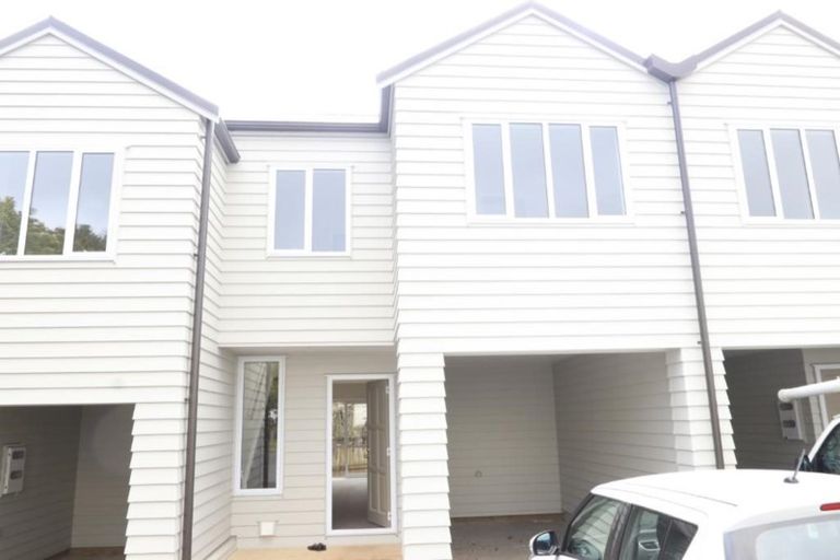 Photo of property in 2/30 John Jennings Drive, Oteha, Auckland, 0632