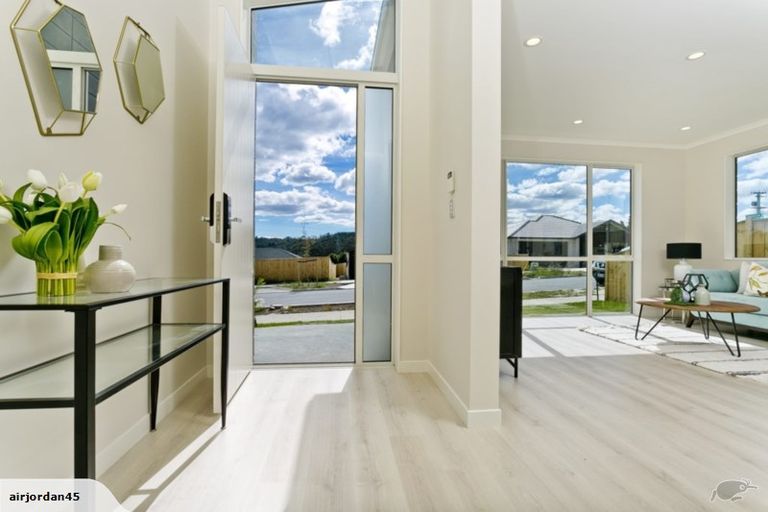 Photo of property in 12 Barrique Road, Kumeu, 0810