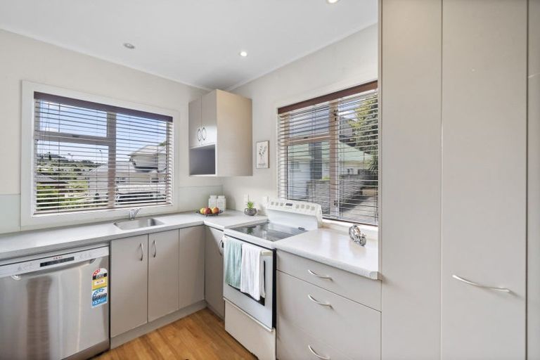 Photo of property in 6 Park Avenue, Tawa, Wellington, 5028