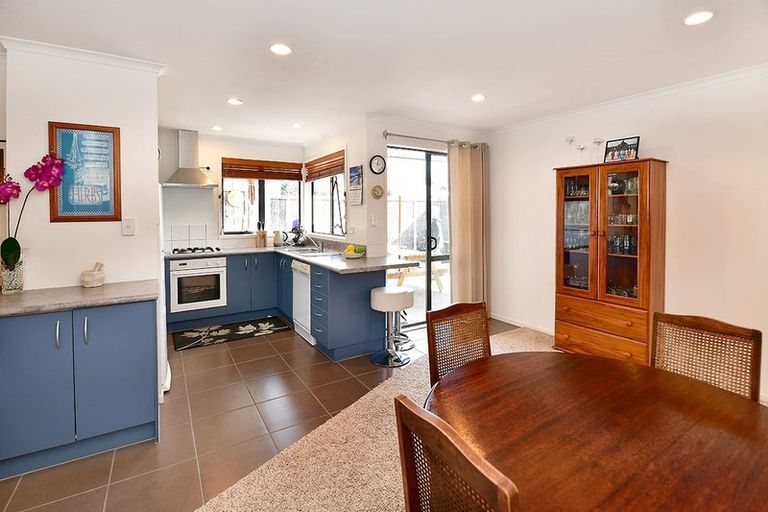Photo of property in 8 Roberta Crescent, Orewa, 0931