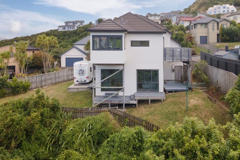 Photo of property in 7 Forbes Lane, Newlands, Wellington, 6037