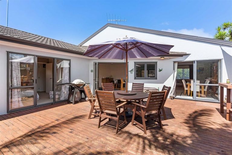 Photo of property in 28 Scarlet Oak Drive, Schnapper Rock, Auckland, 0632