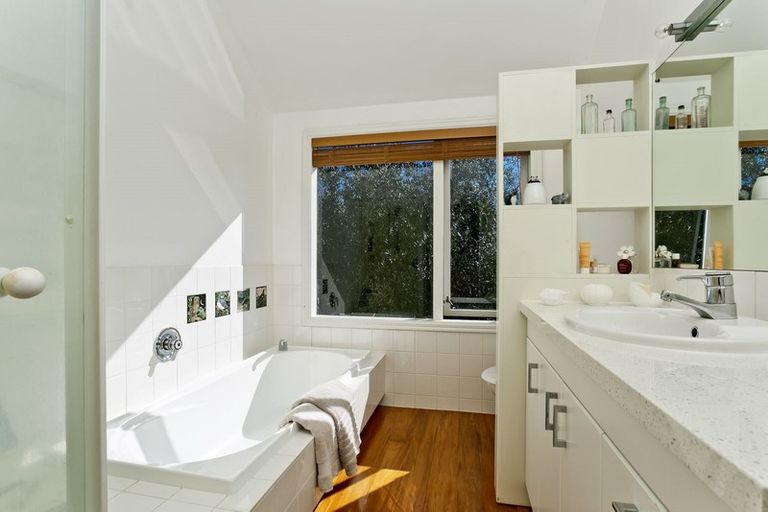 Photo of property in 2/76 Norwood Road, Bayswater, Auckland, 0622