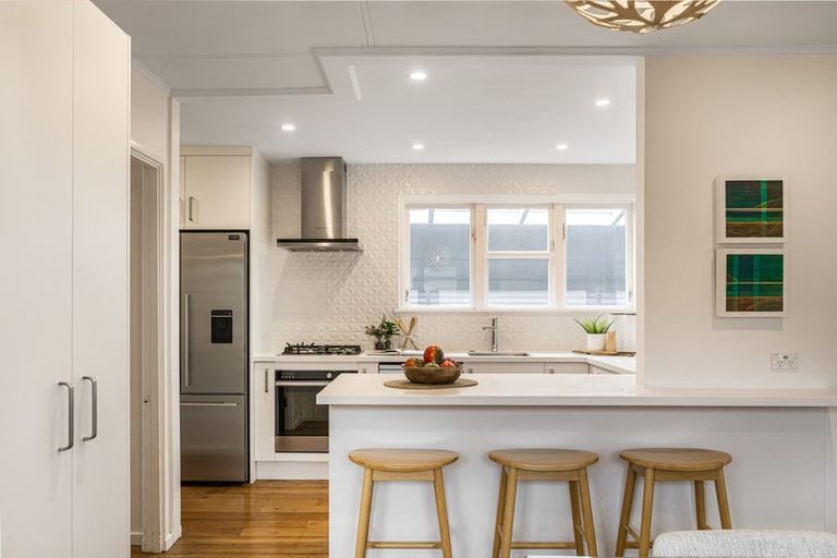 Photo of property in 33 Muir Avenue, Mangere Bridge, Auckland, 2022