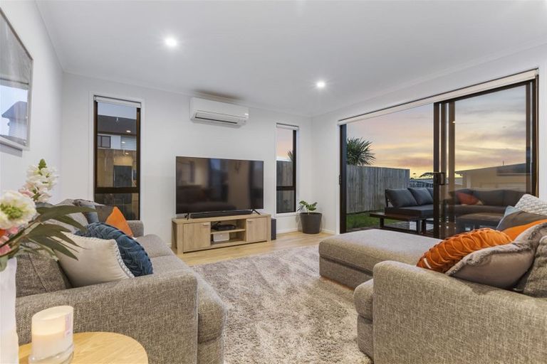 Photo of property in 9 Tawatawa Street, Long Bay, Auckland, 0630