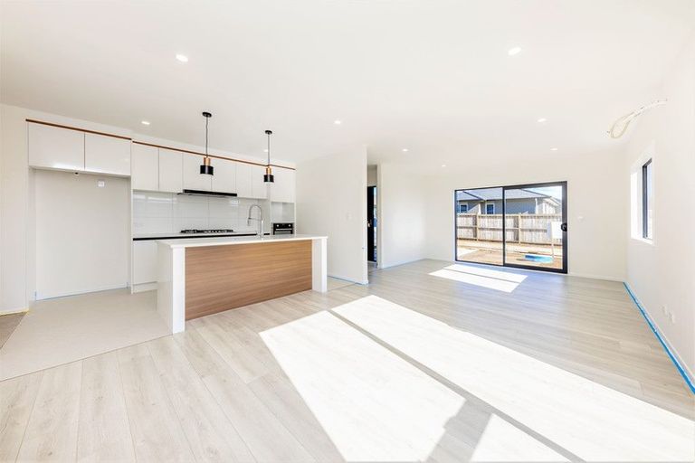 Photo of property in 21 Tuuhura Road, Pukekohe, 2120