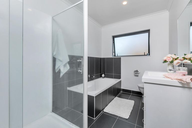 Photo of property in 40a Roberts Road, Glenfield, Auckland, 0629