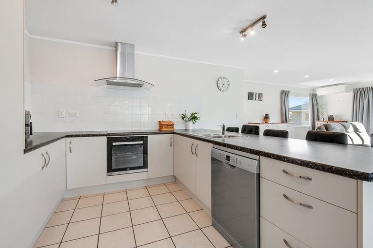 Photo of property in 13b Vipond Road, Stanmore Bay, Whangaparaoa, 0932
