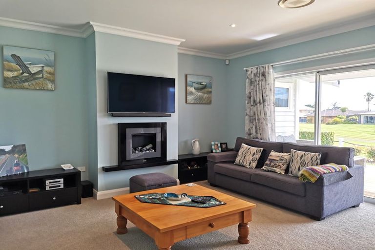 Photo of property in 2 Cayman Court, One Tree Point, 0118