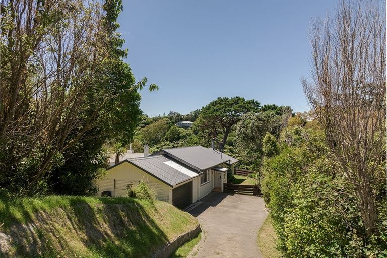 Photo of property in 120 Miromiro Road, Normandale, Lower Hutt, 5010