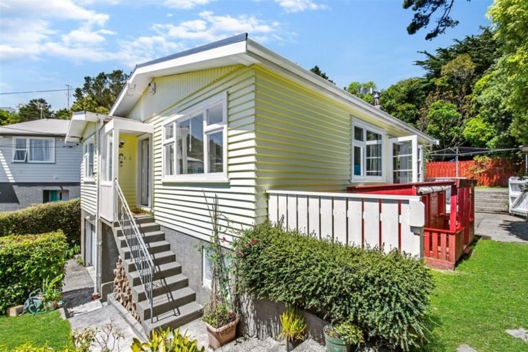 Photo of property in 6 Royston Way, Newlands, Wellington, 6037