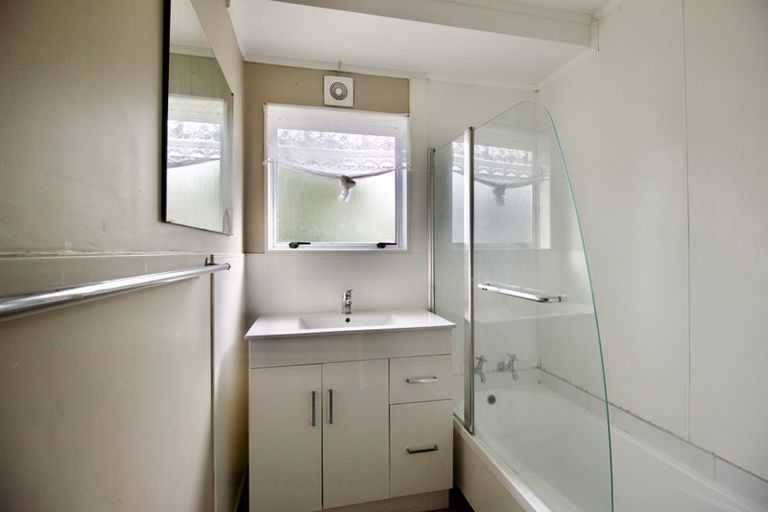 Photo of property in 49 Dungarvon Place, Clendon Park, Auckland, 2103