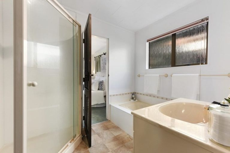 Photo of property in 6 Pioneer Grove, Silverstream, Upper Hutt, 5019