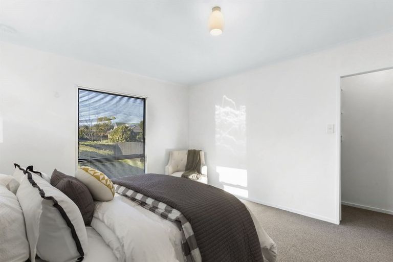 Photo of property in 1/2 Graham Avenue, Te Atatu Peninsula, Auckland, 0610