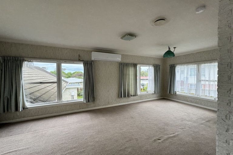 Photo of property in 1/1 Benders Avenue, Hillcrest, Auckland, 0627