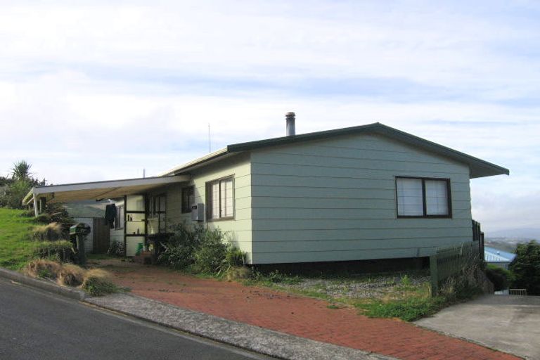 Photo of property in 23 Sunhaven Drive, Newlands, Wellington, 6037