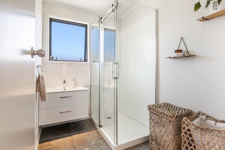 Photo of property in 46 Lavelle Road, Henderson, Auckland, 0612