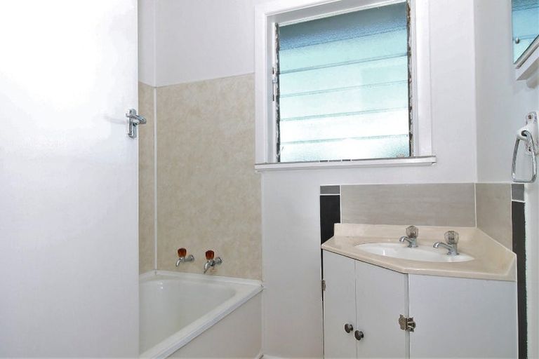 Photo of property in 28 Bradbury Road, Botany Downs, Auckland, 2010