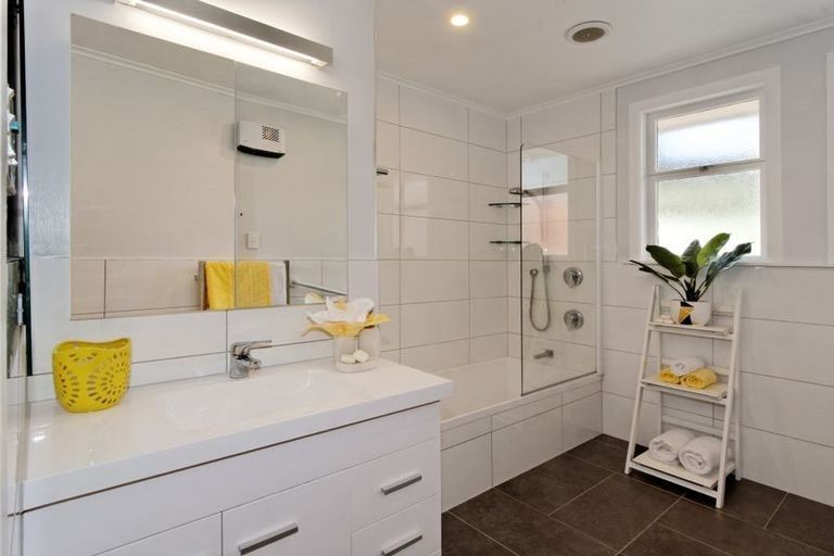 Photo of property in 8 Kelwyn Road, Kelston, Auckland, 0602