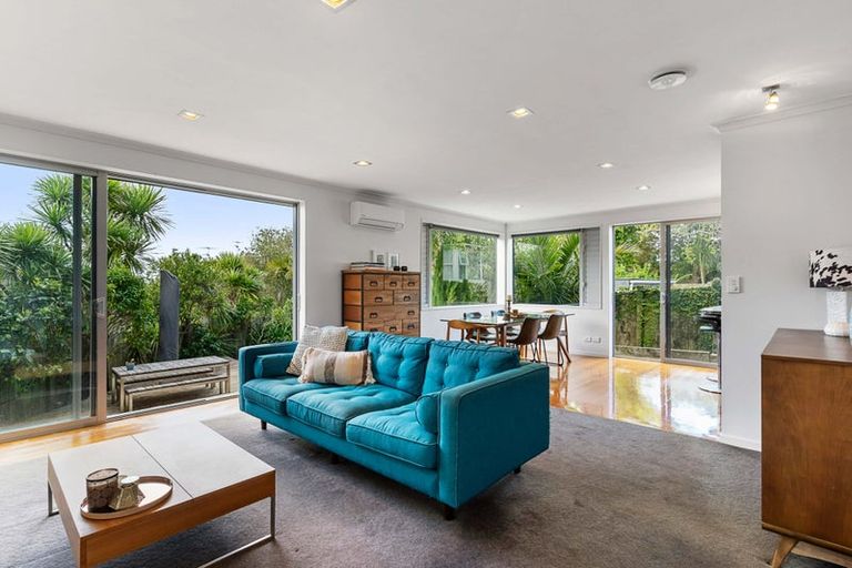 Photo of property in 2 Exmouth Road, Northcote, Auckland, 0627