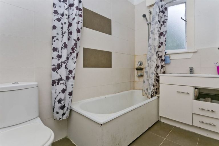 Photo of property in 15 Brandon Road, Glen Eden, Auckland, 0602