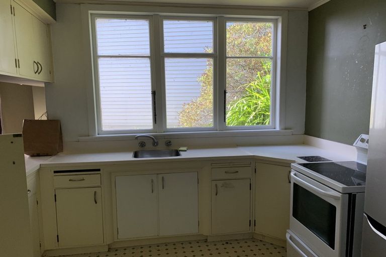 Photo of property in 25 Sutherland Crescent, Melrose, Wellington, 6023