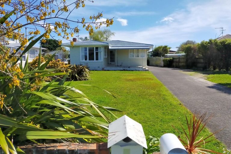 Photo of property in 7 Neil Avenue, Te Atatu Peninsula, Auckland, 0610