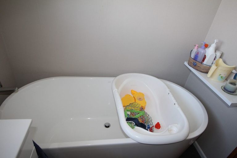 Photo of property in 12 Raglan Avenue, Cloverlea, Palmerston North, 4412