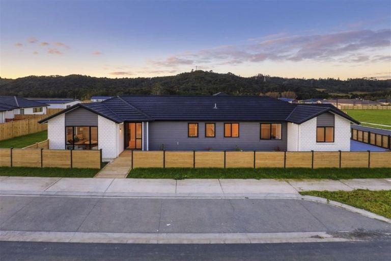 Photo of property in 7 Len Ireland Drive, Kumeu, 0810