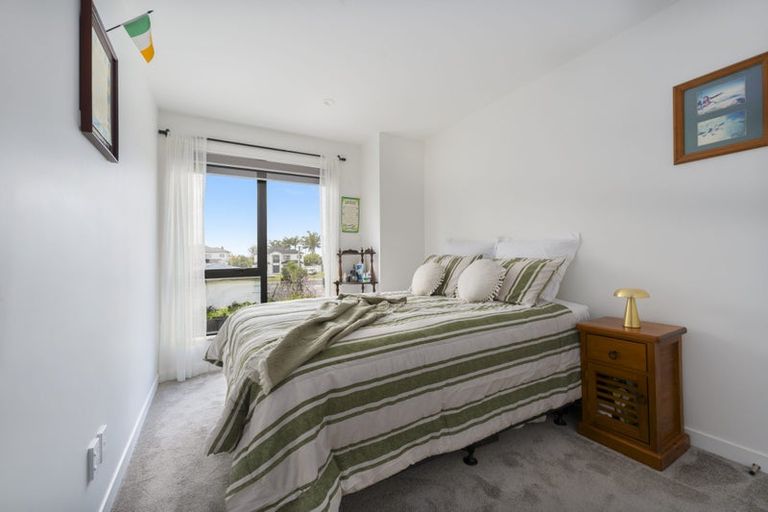 Photo of property in 5b Beach Road, Te Atatu Peninsula, 0610