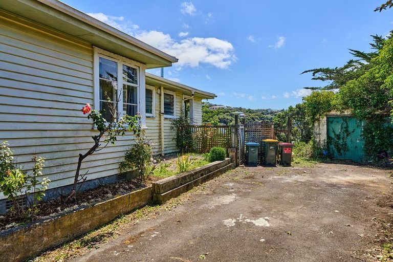 Photo of property in 16 Walker Avenue, Paremata, Porirua, 5026