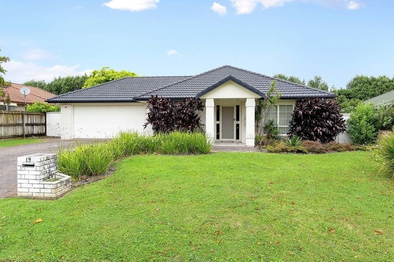 Photo of property in 19 Trovare Place, Golflands, Auckland, 2013